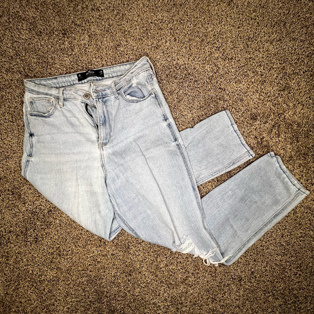 Hollister Ultra High-Rise Mom Jeans – Women’s Size 7R, Light Wash, Distressed